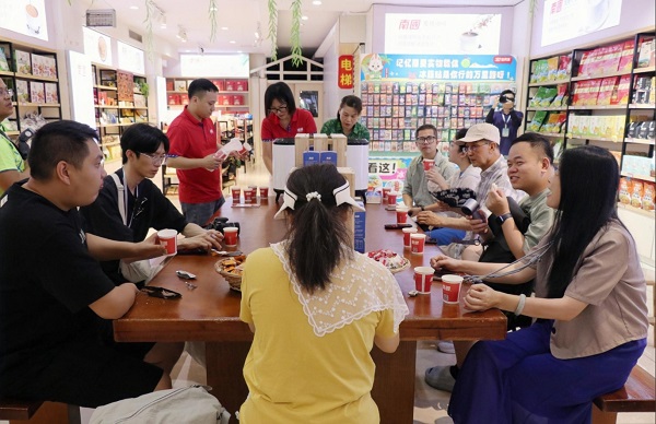 何以中国·行走海南海外华媒骑楼老街品味“南国食品”