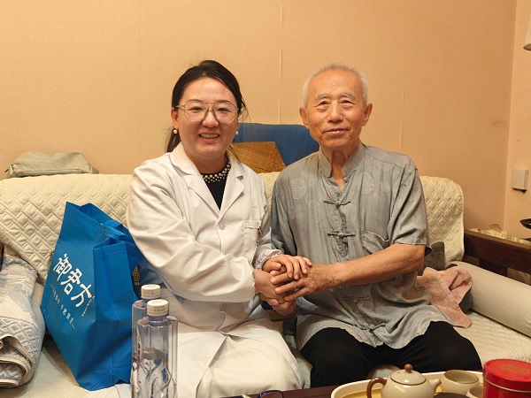 御君方家庭医生温暖入户：87岁张大爷的康养之路，照见银龄健康新需求