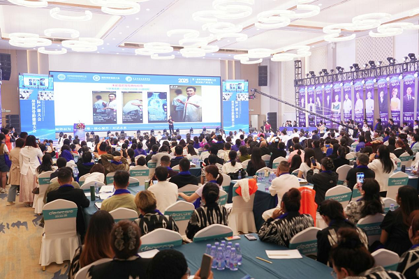 沈彤教授受邀出席第三届世界骨龄健康大会，分享脊柱侧弯诊治新思路