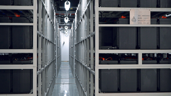 为AI“吞电巨兽”装上高效胃：全球首套“储备一体”系统的绿色革新