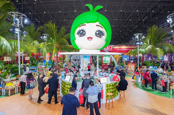  椰香漫溢自贸港 南国食品璀璨绽放2025海南冬交会