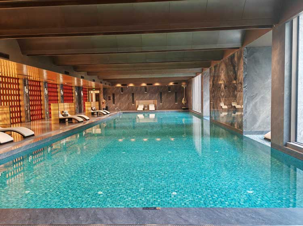 恒温与除湿双重满足！AQUA爱克系列空气源热泵打造高端泳池新生态