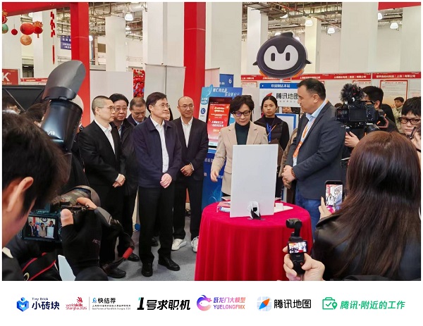 小砖块“AI＋就业”生态布局再升级，“AI赚钱眼镜”惊喜亮相上海马年首场大型招聘活动