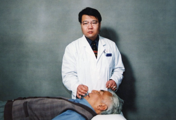 善良的种子，开出仁心之花：  名医李平的“通督调神——疏经活络方”