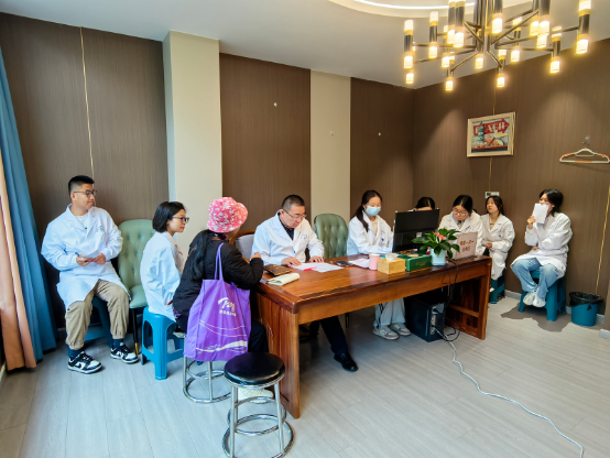 杜丁医师成都亲诊，患者用脚投票：健康中国的御君方实践，藏在每一个故事里