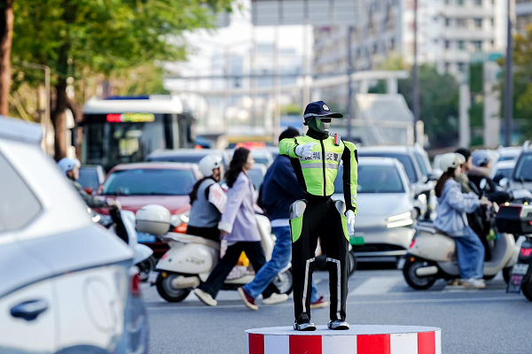 众擎机器人联合多伦科技，全新发布“智慧交管机器人解决方案”