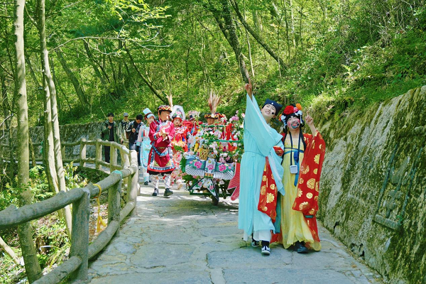 云海拾趣 乐享羌山：九皇山打造“五一”假期全家欢乐出游新体验