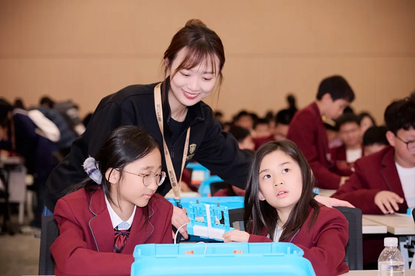 胜者教育启动全新品牌标准化，推动少年商学表达系统升级