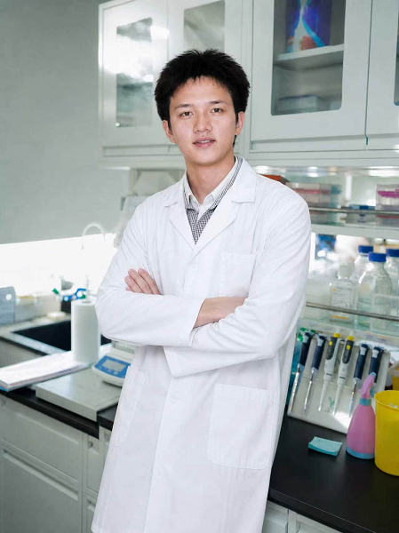 许一力：湖面之下，弦在振动